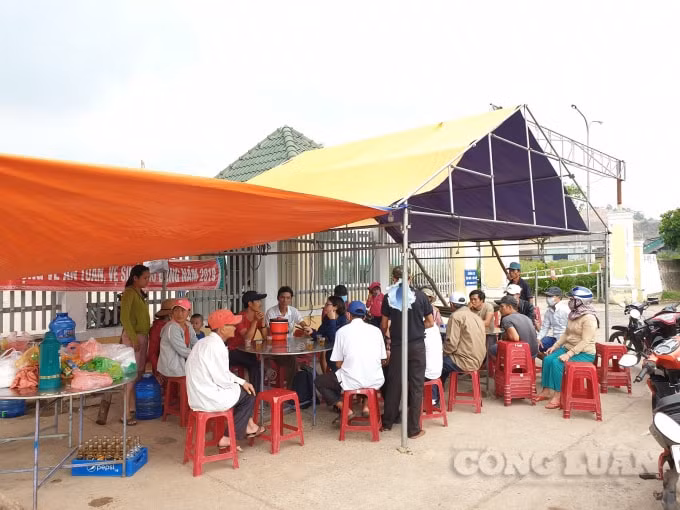 Người dân dựng lều phản đối hoạt động của Nhà máy cồn Đại Tân hồi tháng 9.