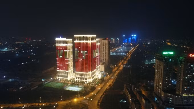 24h trước giờ bóng lăn, dự án Sunshine Riverside đã bật sáng nhằm cổ vũ tinh thần cho đội tuyển Việt Nam.