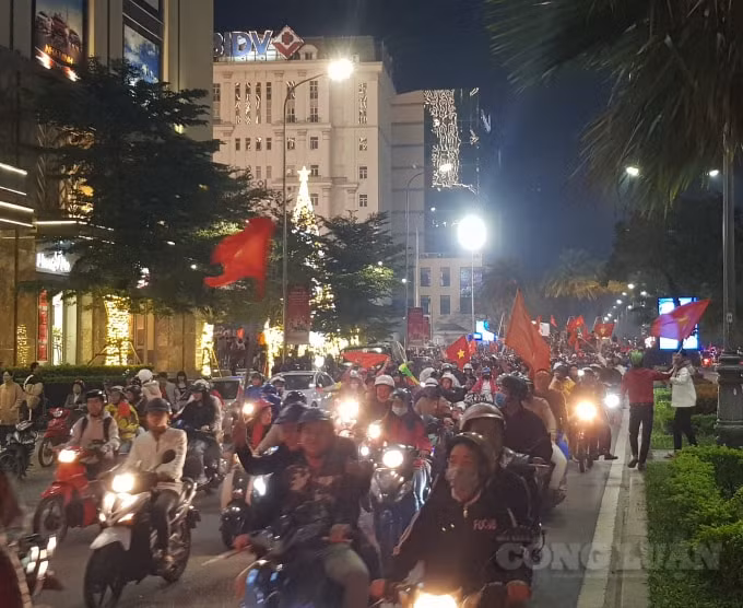 Đường phố Huế chật cứng người xuống đường ăn mừng chiến thắng của U22 Việt Nam tại SEA Games 30.