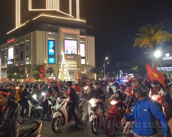 Khu vực Trung tâm ngã 6 TP Huế có lẽ là nơi tập trung đông người hâm mộ nhất thời điểm này.