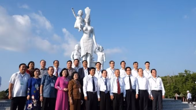 Tượng Mẹ tại đất Mũi Cà Mau vừa được khánh thành.