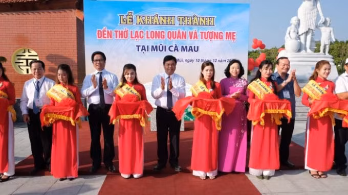 Cắt băng khánh thành Đền thờ Lạc Long Quân và Tượng Mẹ.