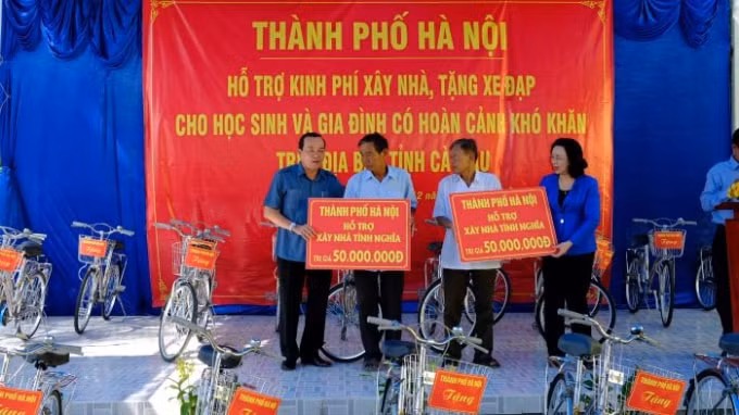 Phó Bí thư Tỉnh ủy Cà Mau Phạm Bạch Đằng cùng bà Ngô Thị Thanh Hằng - Phó Bí thư Thành ủy Hà Nội tặng biểu trưng xây 2 nhà tình nghĩa cho chính quyền địa phương.