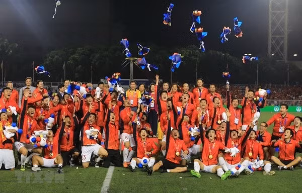 Đội tuyển U22 Việt Nam nhận chiếc Huy chương Vàng lịch sử môn bóng đá nam tại Sea Games. Ảnh: TTXVN