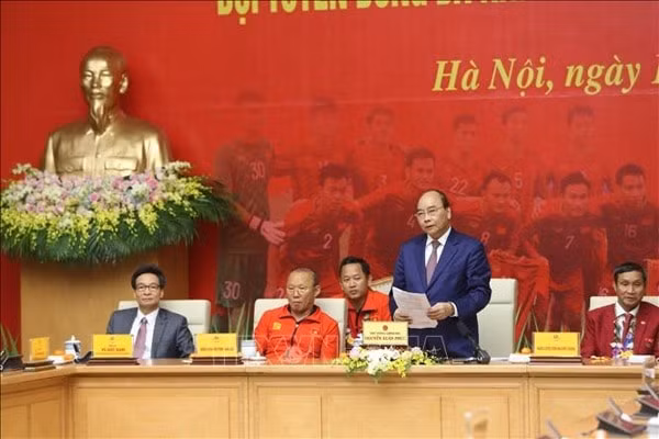 Thủ tướng Nguyễn Xuân Phúc phát biểu chào mừng các đội tuyển bóng đá nam và nữ đã mang vinh quang về cho Tổ quốc. Ảnh: TTXVN