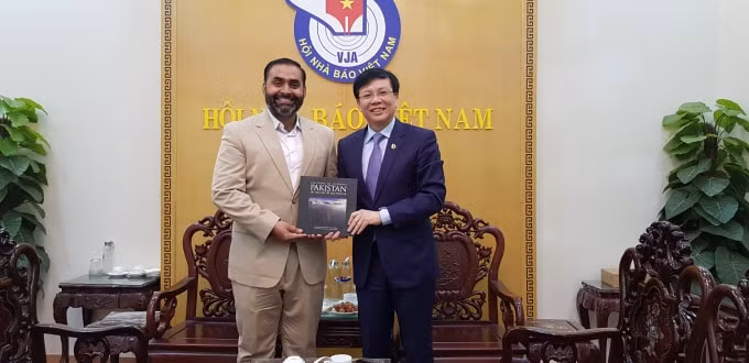 Ngài Qamar Abbas Khokhar - Phó Đại sứ Pakistan tại Việt Nam trao tặng Phó Chủ tịch Thường trực Hội Nhà báo Việt Nam Hồ Quang Lợi cuốn sách ảnh 