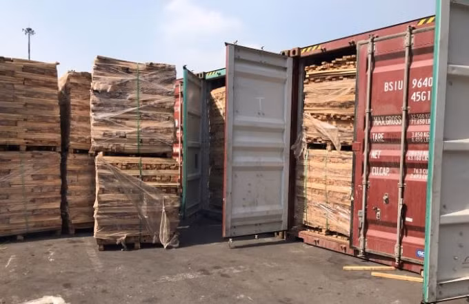 Trong 25 container là gỗ xẻ, có mức thuế suất thuế xuất khẩu là 25%, nhưng doanh nghiệp khai là ván lạng sản xuất từ gỗ cao su để được áp mức thuế xuất khẩu 10%