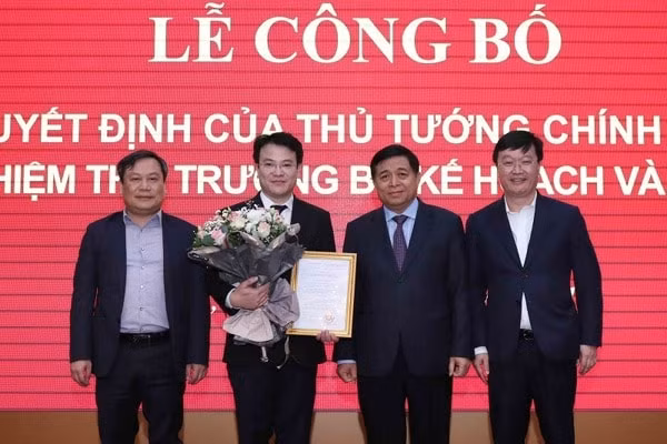 Lãnh đạo Bộ Kế hoạch và Đầu tư chúc mừng tân Thứ trưởng Trần Quốc Phương. Trong ảnh (từ trái sang phải): Thứ trưởng Vũ Đại Thắng, Thứ trưởng Trần Quốc Phương, Bộ trưởng Nguyễn Chí Dũng, Thứ trưởng Nguyễn Đức Trung. Ảnh: Báo Đầu tư