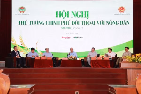 Thủ tướng Nguyễn Xuân Phúc và các đại biểu tham dự cuộc đối thoại. Ảnh: danviet.vn