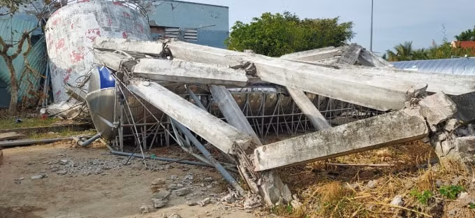 Công trình đài nước sập đổ hoàn toàn sau vài năm sử dụng.