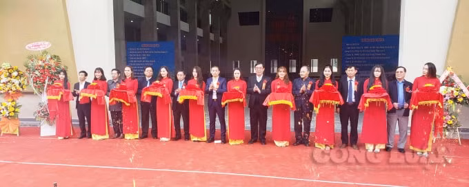 Cắt băng khánh thành (Ảnh: Cái Văn Long).
