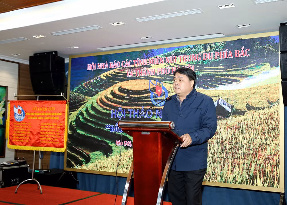 Đồng chí Đặng Chí Thành, Phó Chủ tịch Thường trực Hội Nhà báo tỉnh Phú Thọ phát biểu tại Hội thảo. Ảnh: Sơn Hải