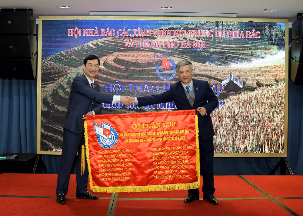 Hội Nhà báo tỉnh Yên Bái&nbsp;đã trao cờ luân lưu cho Hội Nhà báo tỉnh Thái Nguyên - đơn vị đăng cai tổ chức Hội nghị giao ban của Cụm thi đua năm 2020. Ảnh: Sơn Hải