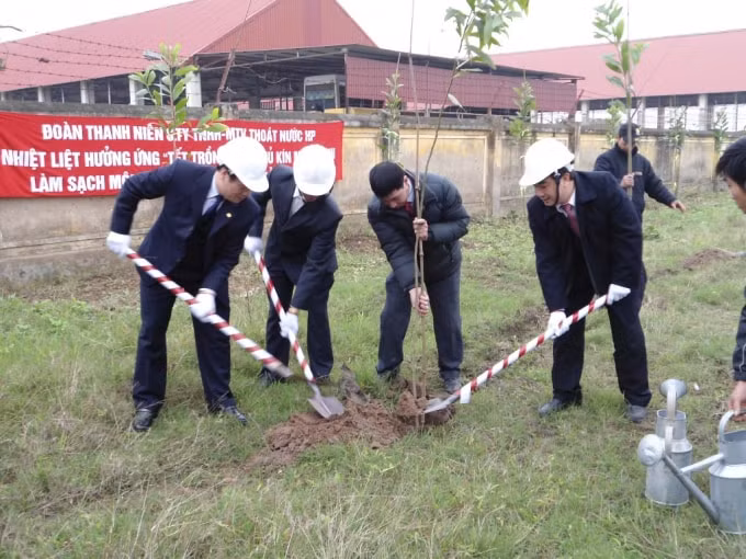 Đoàn Thanh niên Công ty TNHH MTV Thoát nước Hải Phòng hưởng ứng trồng cây làm môi trường xanh - sạch - đẹp.