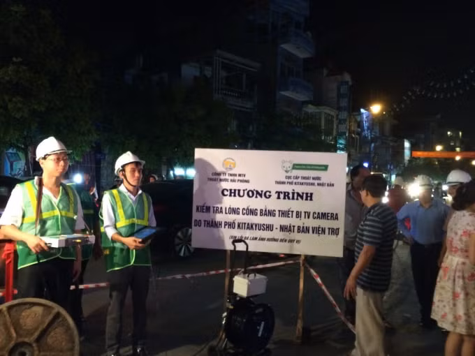 Công ty có các phương tiện, thiết bị chuyên dùng hiện đại phục vụ cho công tác quản lý, duy tu, bảo dưỡng, sửa chữa thường xuyên hệ thống thoát của thành phố.