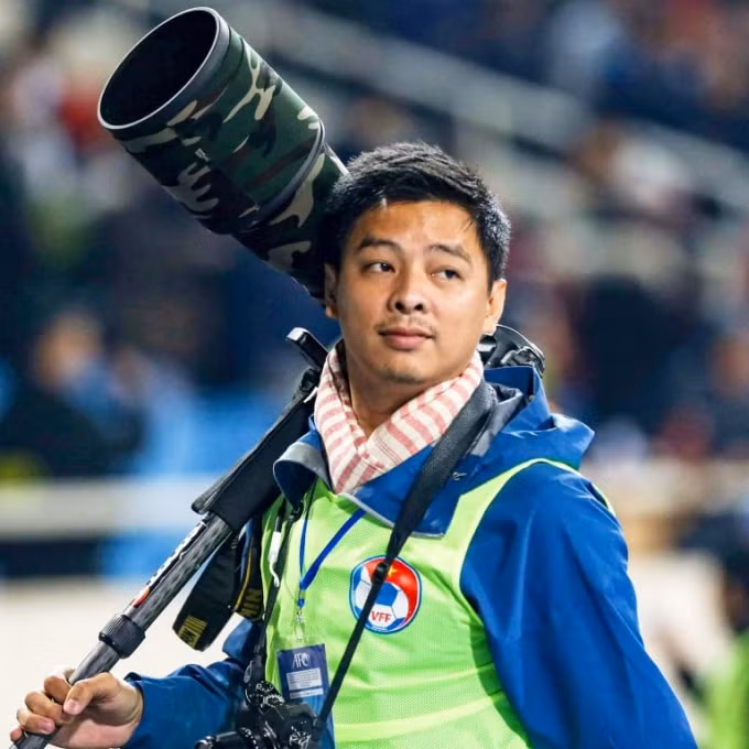 Phóng viên ảnh Tuấn Mark khi tác nghiệp chung kết AFF Cup 2018.