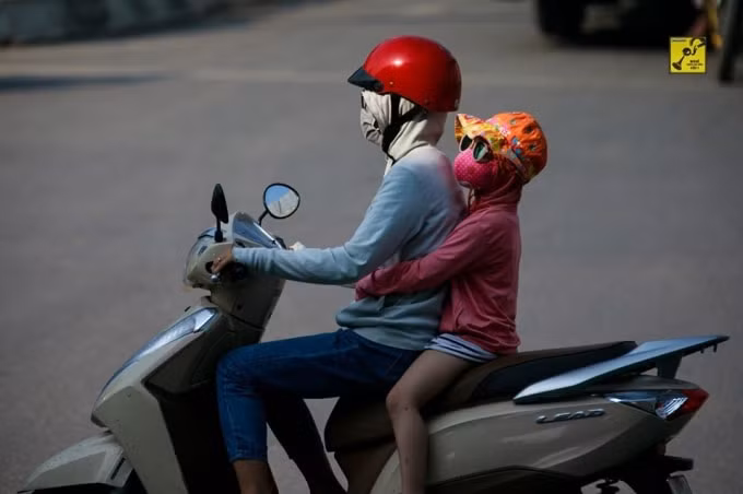 Người dân được khuyến cáo đeo khẩu trang chất lượng cao khi ra đường. Ảnh. K0 Còi