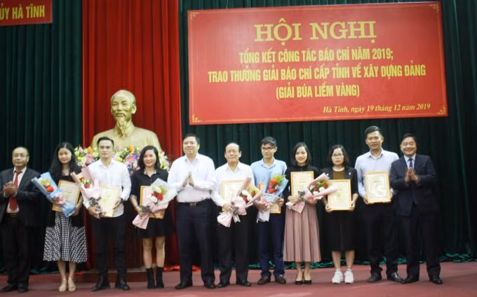 Ban Tổ chức trao giải C cho nhà báo Nguyễn Khắc Hiển