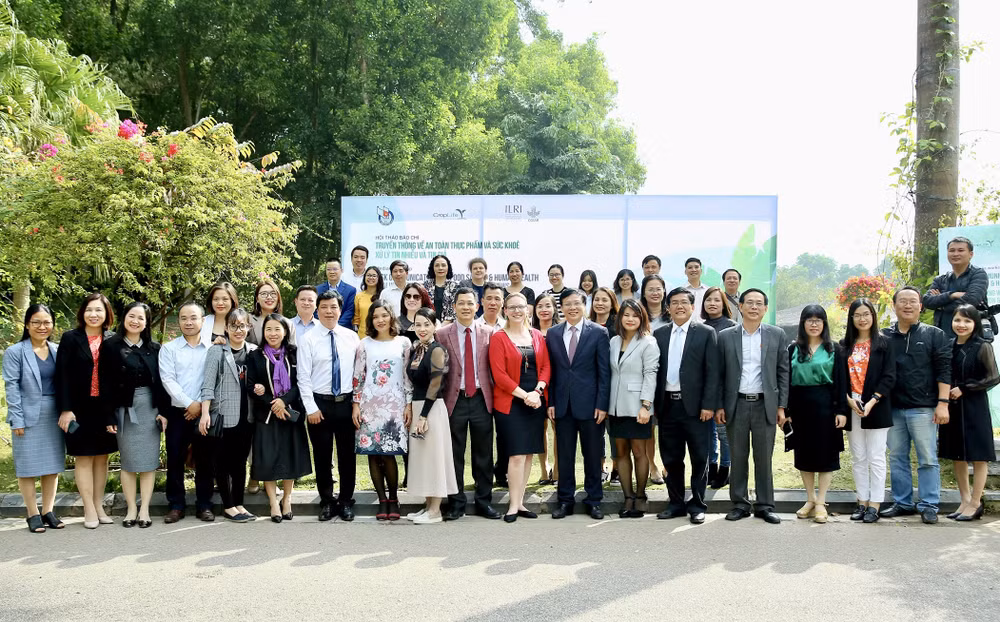 Các đại biểu tham dự Hội thảo chụp ảnh lưu niệm. Ảnh: Sơn Hải