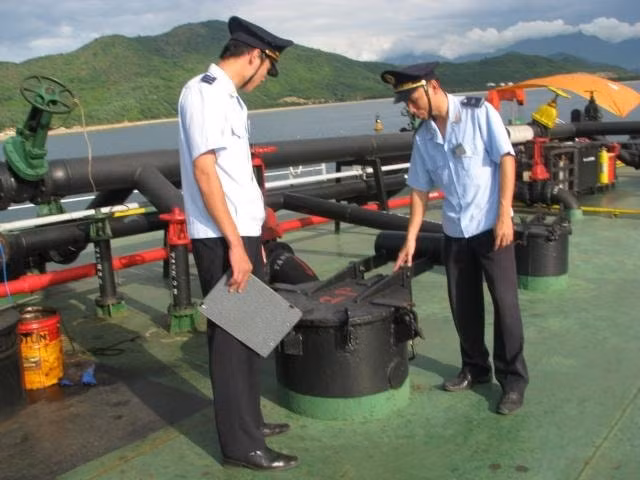 Công chức Hải quan giám sát xăng dầu nhập khẩu. Ảnh: M.Hùng
