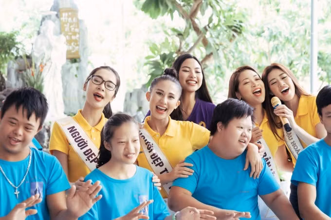 Không khí tại mái ấm rộn ràng hẳn khi các em cất tiếng hát cùng các người đẹp.
