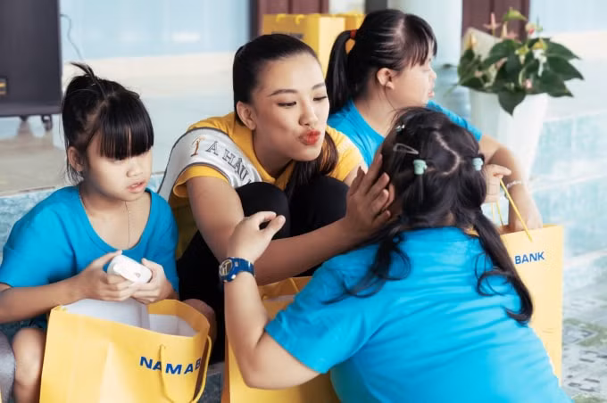 Khoảnh khắc cực kỳ đáng yêu của Á hậu Kim Duyên trò chuyện cùng các em.