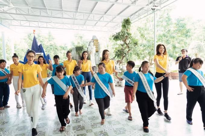 Nhiều em nhỏ hào hứng thi catwalk dưới sự hướng dẫn của Top 3 và các người đẹp HHHV Việt Nam 2019.