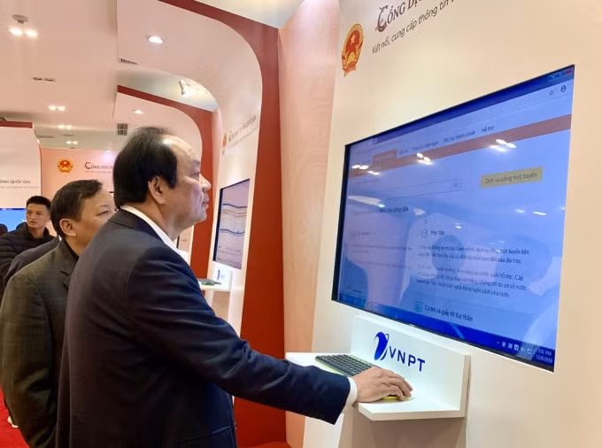 Bộ trưởng, Chủ nhiệm VPCP Mai Tiến Dũng trải nghiệm Cổng DVCQG.