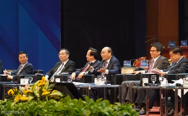 Thủ tướng Nguyễn Xuân Phúc và lãnh đạo Chính phủ, các bộ ngành đối thoại với thanh niên. Ảnh: VGP