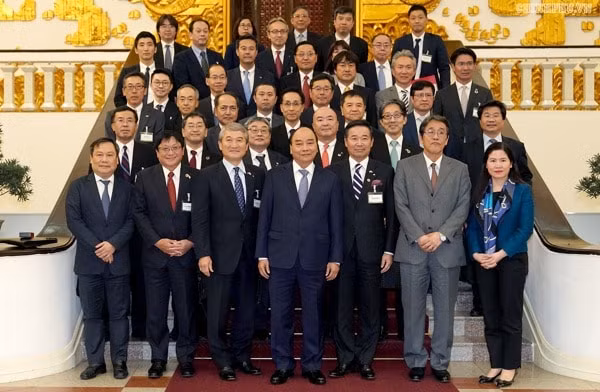 Thủ tướng Nguyễn Xuân Phúc với các đại biểu Đoàn Ủy ban Kinh tế Nhật - Việt của Liên đoàn các Tổ chức kinh tế Nhật Bản. Ảnh: VGP