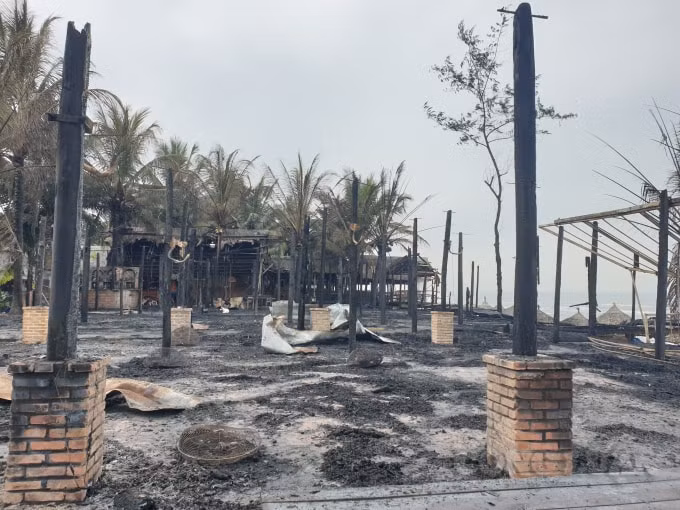 Cảnh hoang tàn sau đám cháy.