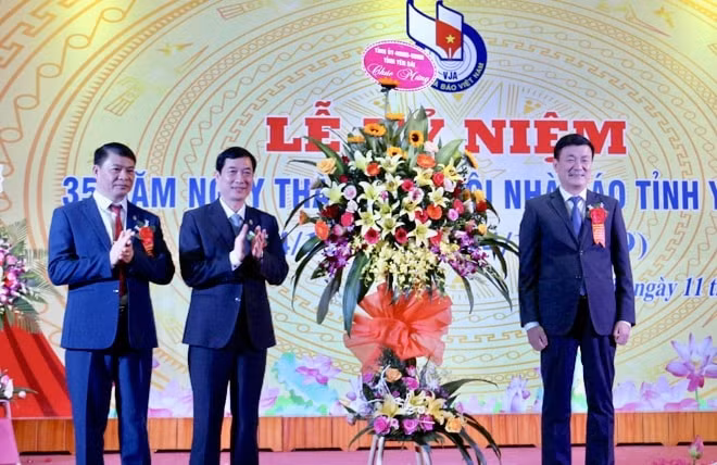 Đồng chí Nguyễn Chiến Thắng – Phó Chủ tịch UBND tỉnh tặng hoa chúc mừng Hội Nhà báo tỉnh nhân dịp kỷ niệm 35 năm Ngày thành lập. Ảnh: Quyết Thắng