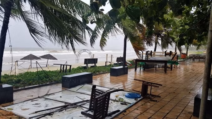Nhiều tài sản của người dân gần bờ biển đã bị thiệt hại nặng do ảnh hưởng của cơn bão số 5