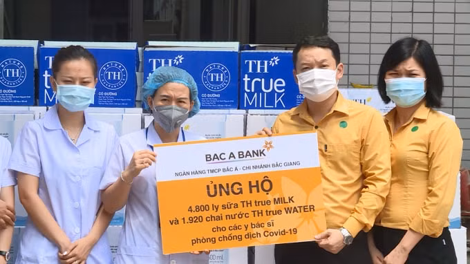 Những ly sữa được trao tận tay cho đội ngũ bác sĩ phòng chống dịch