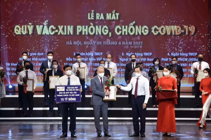 Ông Nguyễn Anh Tuấn, Phó Tổng Giám đốc - đại diện PVcomBank trao tặng 15 tỷ đồng cho Quỹ