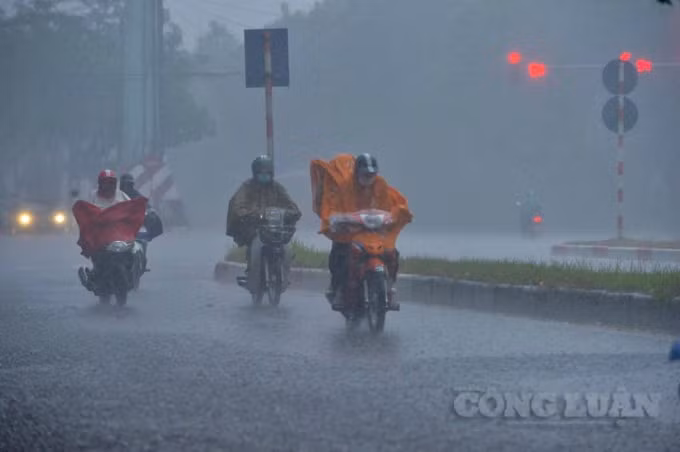 Ghi nhận của PV tại một số tuyến đường của Thủ đô Hà Nội vào chiều nay, bầu trời tối đen. Mưa lớn trút xuống xối xả vào người đi đường.