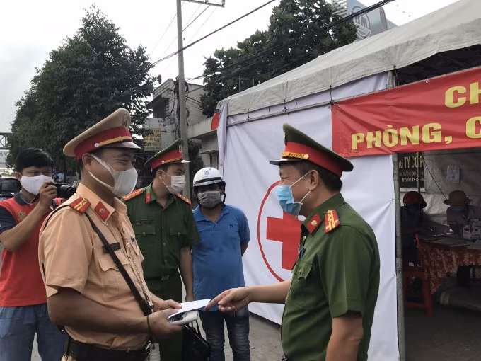 Lãnh đạo Công an tỉnh Đồng Nai kiểm tra và động viên tinh thần các chiến sĩ tham gia công việc tại chốt kiểm soát dịch COVID-19 trạm thu phí cầu Đồng Nai.