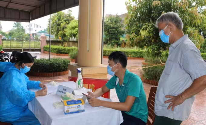Một trường hợp đến khai báo y tế khi thấy có liên quan đến 2 ca bệnh