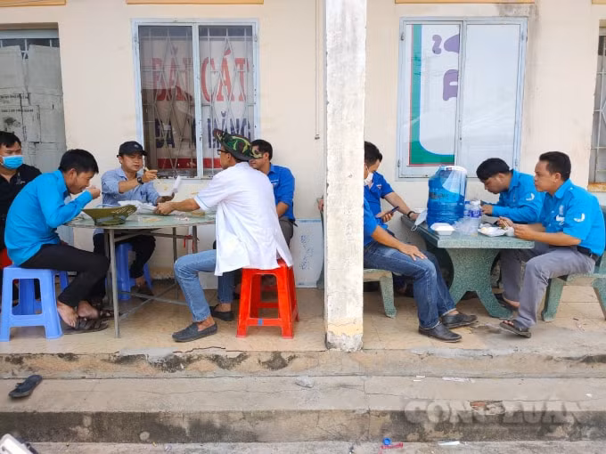 Bữa cơm vội tại chốt phòng dịch trên đường ĐT 741 (đoạn thuộc xã Tân Lập, huyện Đồng Phú, Bình Phước) của những tình nguyện viên
