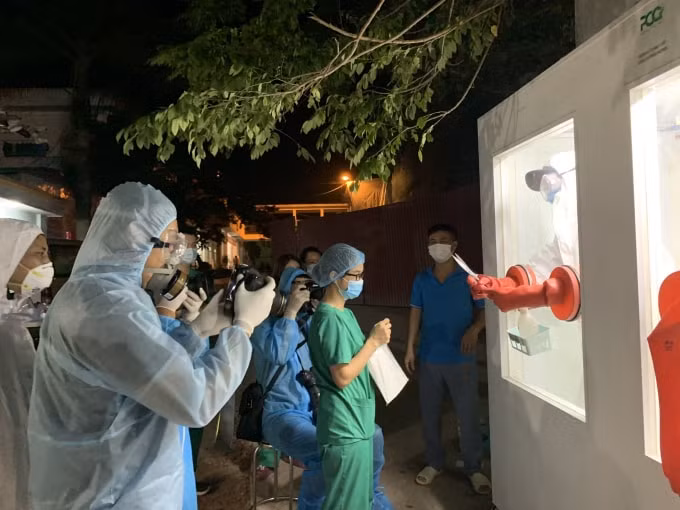 Sau khi hoàn thiện công đoạn lắp ráp, tối qua (5/6), tại Trung tâm y tế huyện Tân Yên (Bắc Giang), nhóm các công ty công nghệ đã bàn giao buồng lấy mẫu xét nghiệm COVID-19.