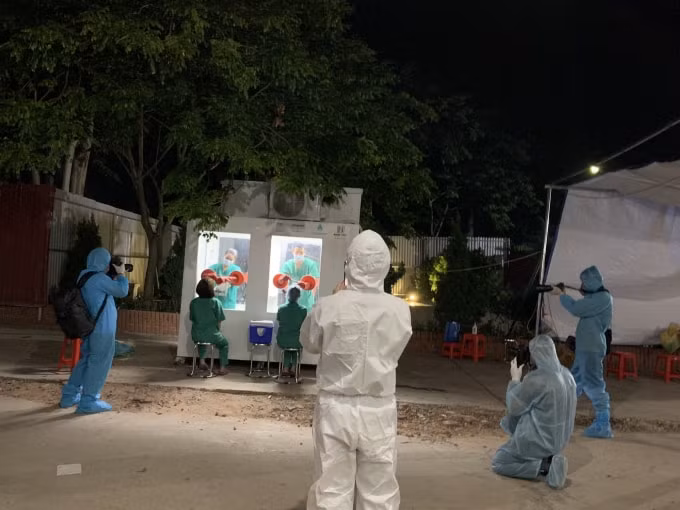Đội ngũ y, bác sĩ có thể ngồi bên trong không gian mát mẻ, được đảm bảo khử trùng và đưa tay qua hai ô nhỏ trên cửa sổ để lấy mẫu xét nghiệm. Giải pháp này giúp đảm bảo sức khỏe của đội ngũ y, bác sĩ, nâng cao hiệu quả công tác đối phó đại dịch COVID- 19.