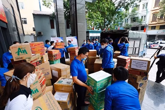 Các đoàn viên thanh niên thực hiện chuyển đồ cứu trợ lên xe tải