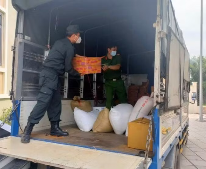 Lực lượng công an chuyển hàng cứu trợ về 3 xã thuộc huyện Lạng Giang, Bắc Giang