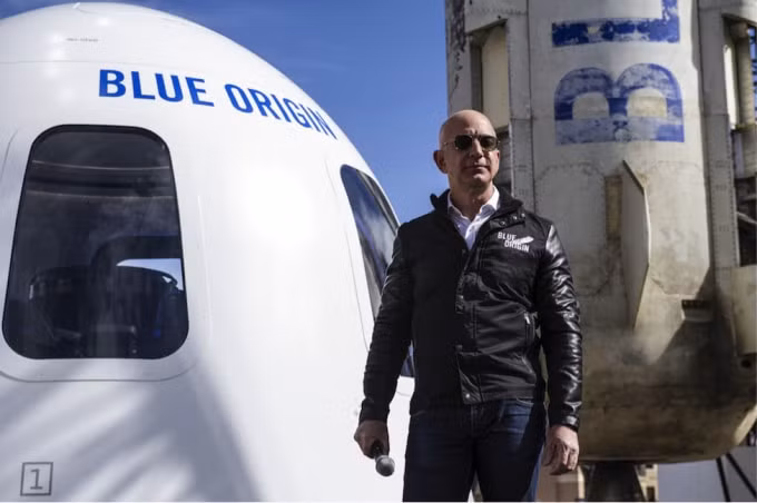 Tỷ phú Jeff Bezos xuất hiện trong buổi bay thử nghiệm của tàu New Shepard hồi tháng 4/2021. Ảnh: CNBC.