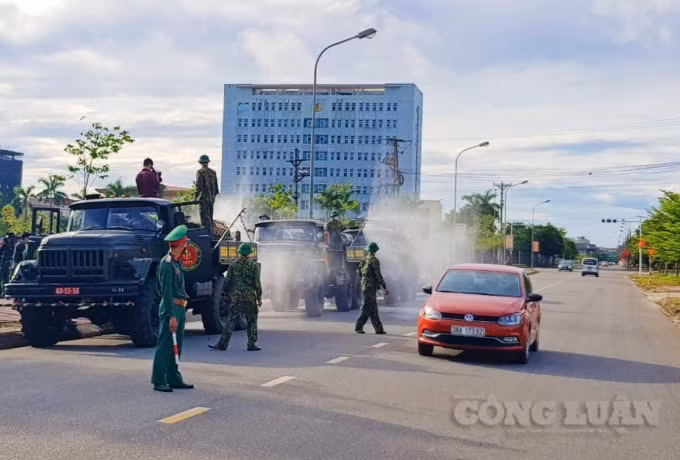 Được biết, bệnh viện Đa khoa Hà Tĩnh hiện 185 cán bộ, nhân viên y tế, người lao động đang trực làm việc từ đêm ngày 7/6 cùng 483 bệnh nhân nội trú và 372 người nhà chăm sóc bệnh nhân trong bệnh viện.