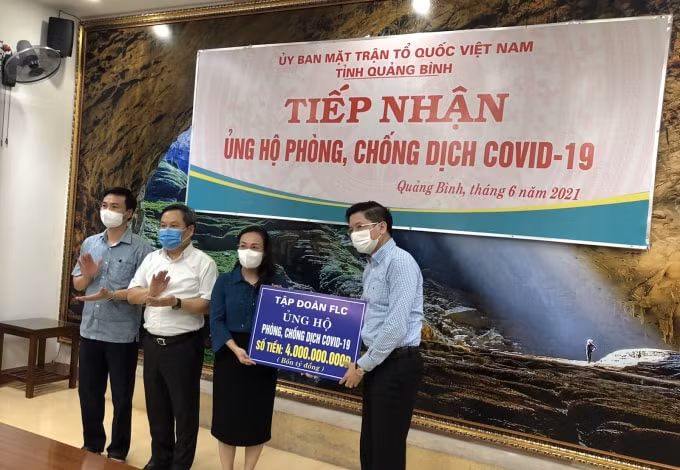 Tập đoàn FLC trao tặng 4 tỷ đồng tiền mặt hỗ trợ Quảng Bình phòng chống dịch Covid – 19