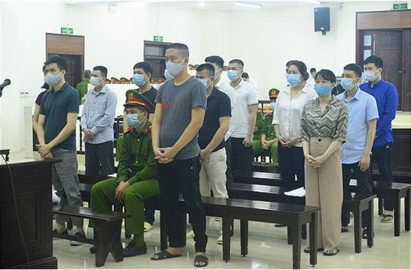 Các bị cáo trong phiên toà xét xử sơ thẩm vụ án buôn lậu xảy ra tại Công ty Nhật Cường