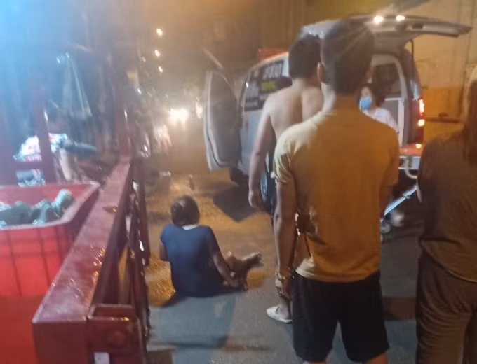 Đưa các nạn ra khỏi đám cháy đi cấp cứu tại Bệnh viện.