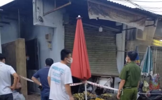 Lực lượng chức năng đang khám nghiệm hiện trường, điều tra nguyên nhân vụ cháy.