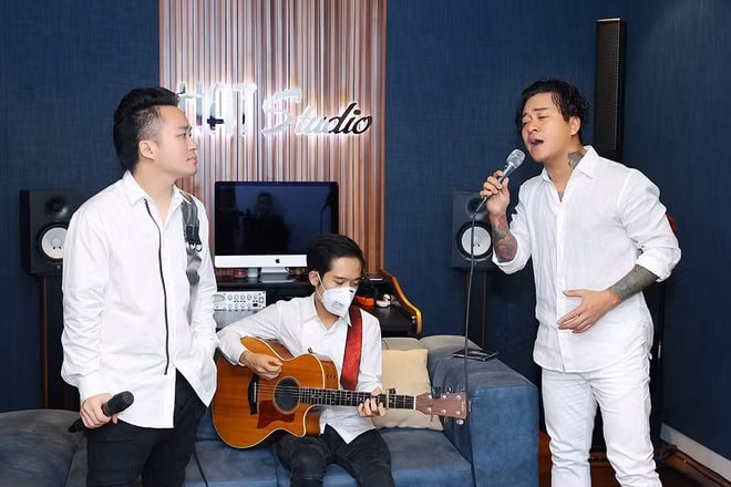 Tùng Dương và Tuấn Hưng có các buổi biểu diễn tại nhà để phục vụ khán giả mùa dịch.
